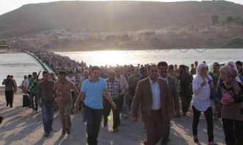 Syrian refugees heading to the border